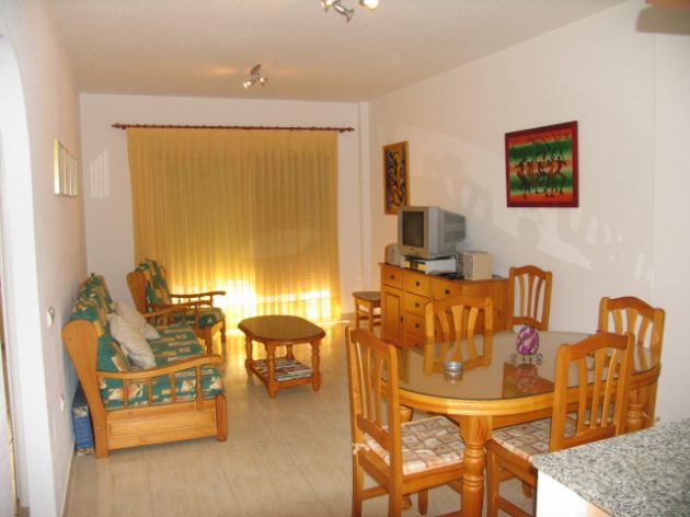 Apartamento 2 dormitorios con aire acondicionado. - Casas y Coches